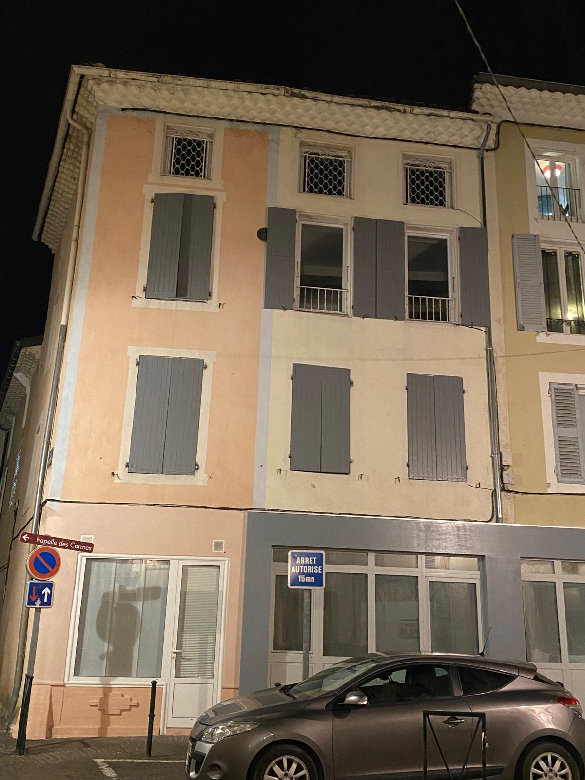 Façade de nuit — immeuble Montélimar