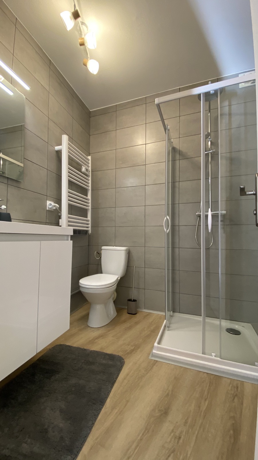 Salle d'eau rénovée — Apart. 3